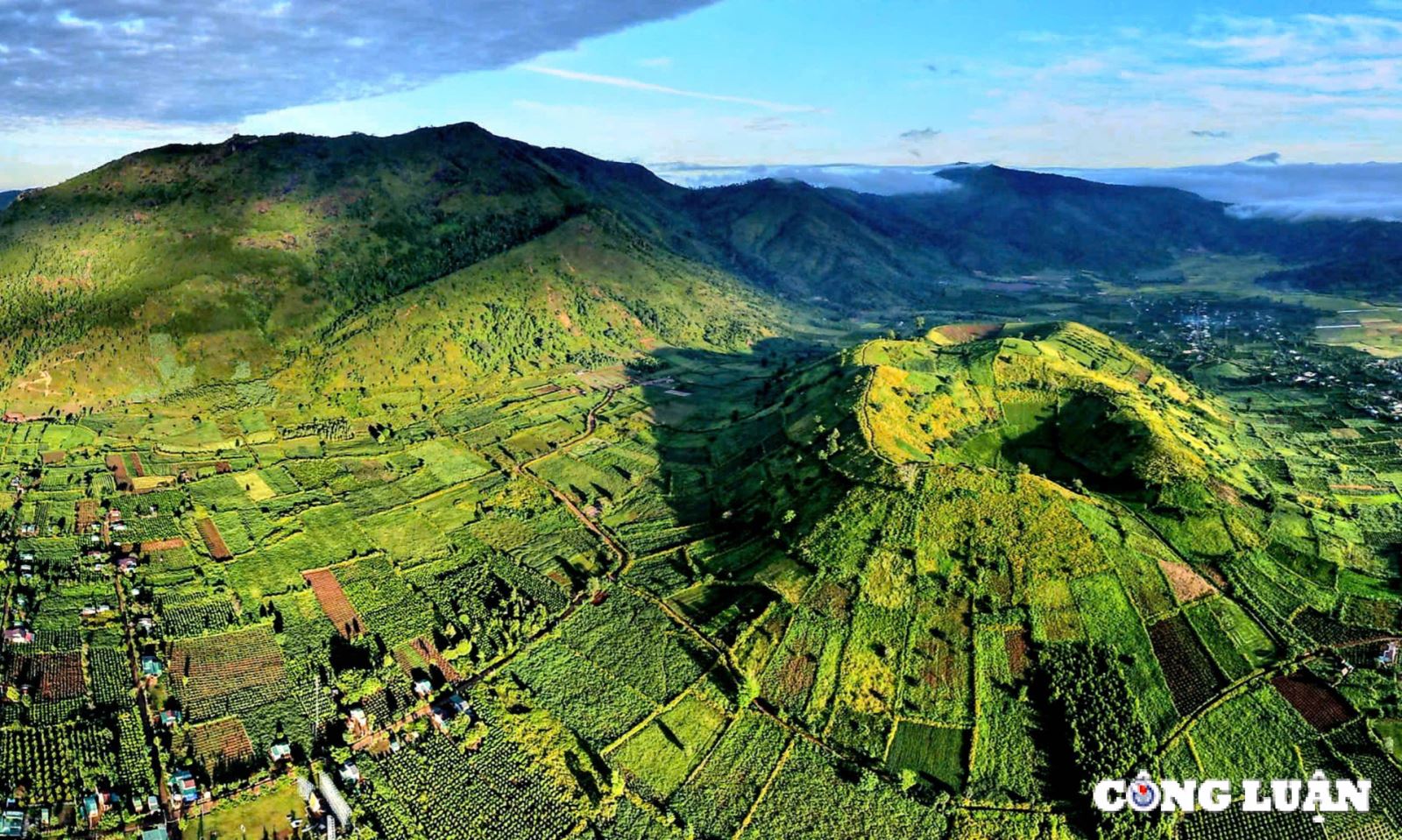 Chùm ảnh hoa dã quỳ nhuộm vàng núi lửa Chư Đang Ya (Gia Lai) những ngày đầu đông