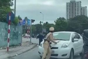 Bị yêu cầu dừng xe, nữ tài xế ô tô đâm thẳng vào cảnh sát giao thông
