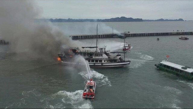 Hai tàu du lịch bất ngờ bốc cháy trên vịnh Hạ Long