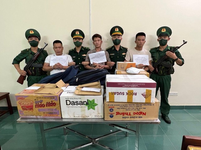 Ba đối tượng lận lưng K59 'áp tải' hơn 30 kg ma túy đá tại ga Đông Hà
