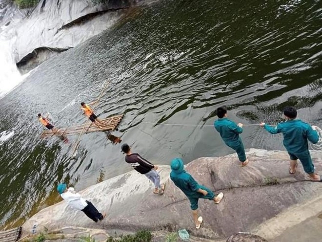 Giây phút người đàn ông đang livestream bị mất tích ở thác 7 tầng Nghệ An